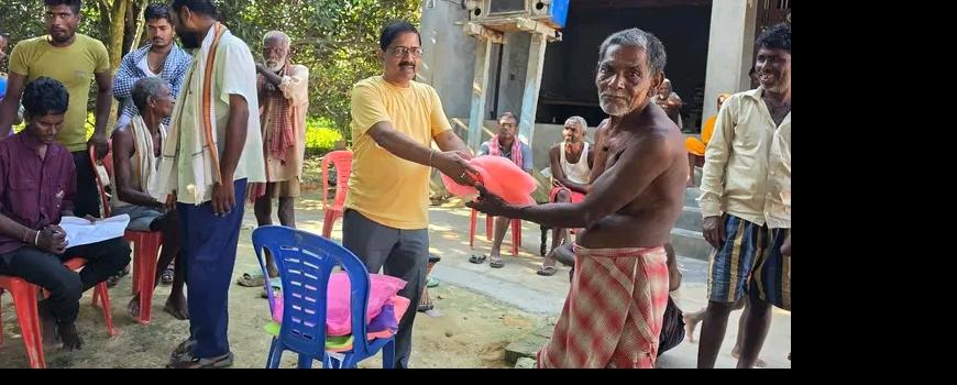 सुन्दरपुरका सदाय बस्तीमा समाजसेवी जयकिशोर यादवको झुल अभियान सुन्दरपुरका सदाय बस्तीमा समाजसेवी जयकिशोर यादवको झुल अभियान