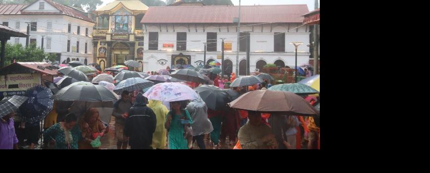 साउनको अन्तिम सोमबार बिहानैदेखि पशुपतिनाथलगायत देशभरका शिवालयमा दर्शनार्थीको घुइँचो साउनको अन्तिम सोमबार बिहानैदेखि पशुपतिनाथलगायत देशभरका शिवालयमा दर्शनार्थीको घुइँचो